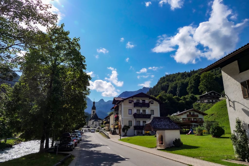Ramsau bei Berchtesgaden - Satte grüne Wiesen auch im Ort. - © alpintreff.de - Christian Schön